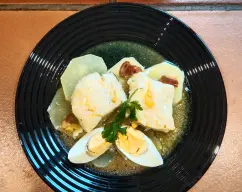 Step <p>Presentamos nuestro riquísimo y nutritivo plato. Ponemos una cama de patata colocamos encima dos trozos de bacalao, un huevo en cuartos y lo bañamos con la exquisita salsa. Una ramita de perejil.</p><p>A disfrutar!!!!!!!</p><p><br></p> illustration