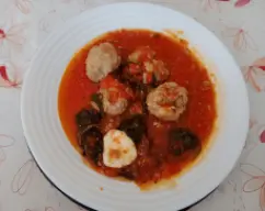 Step <p>En una fuente ponemos la carne y la aliñamos con los ajos picados (modo picar) el perejil picado(modo picar) la sal el zumo de limón y los huevos.</p><p>Removemos y lo dejamos reposar 15, 20 minutos.</p> illustration