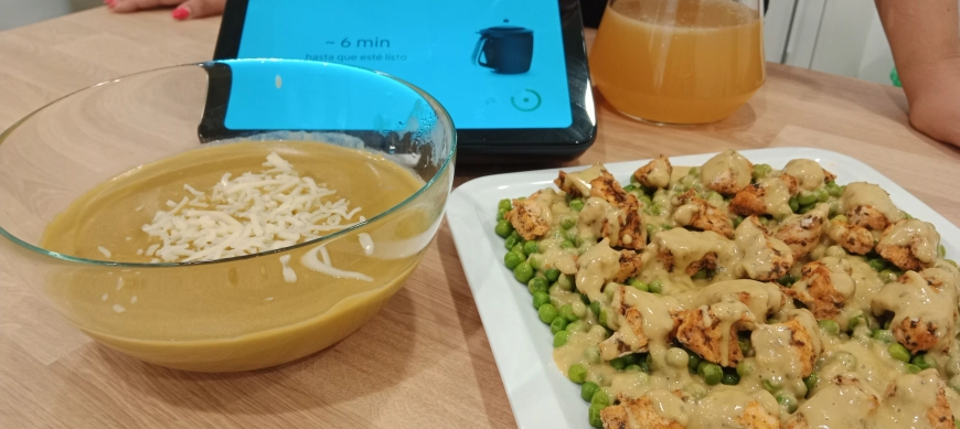 Crema de verduras con guisantes en salsa suprema