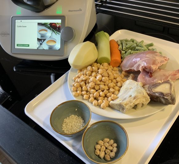 CALDO BASE CON GARBANZOS (PUCHERO LIGERO)